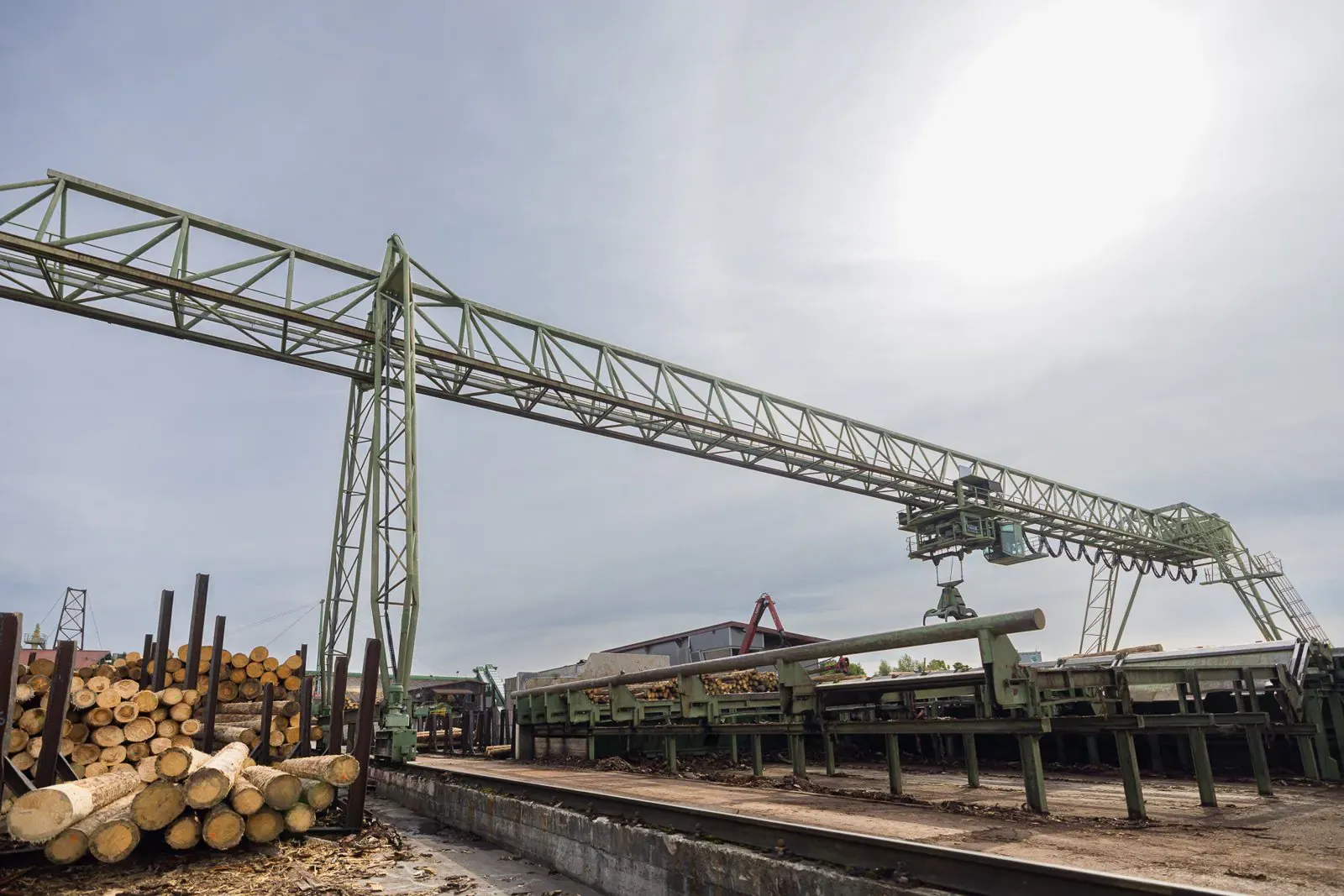 Reportage d'entreprise en noir et blanc : une équipe devant une grue de chantier