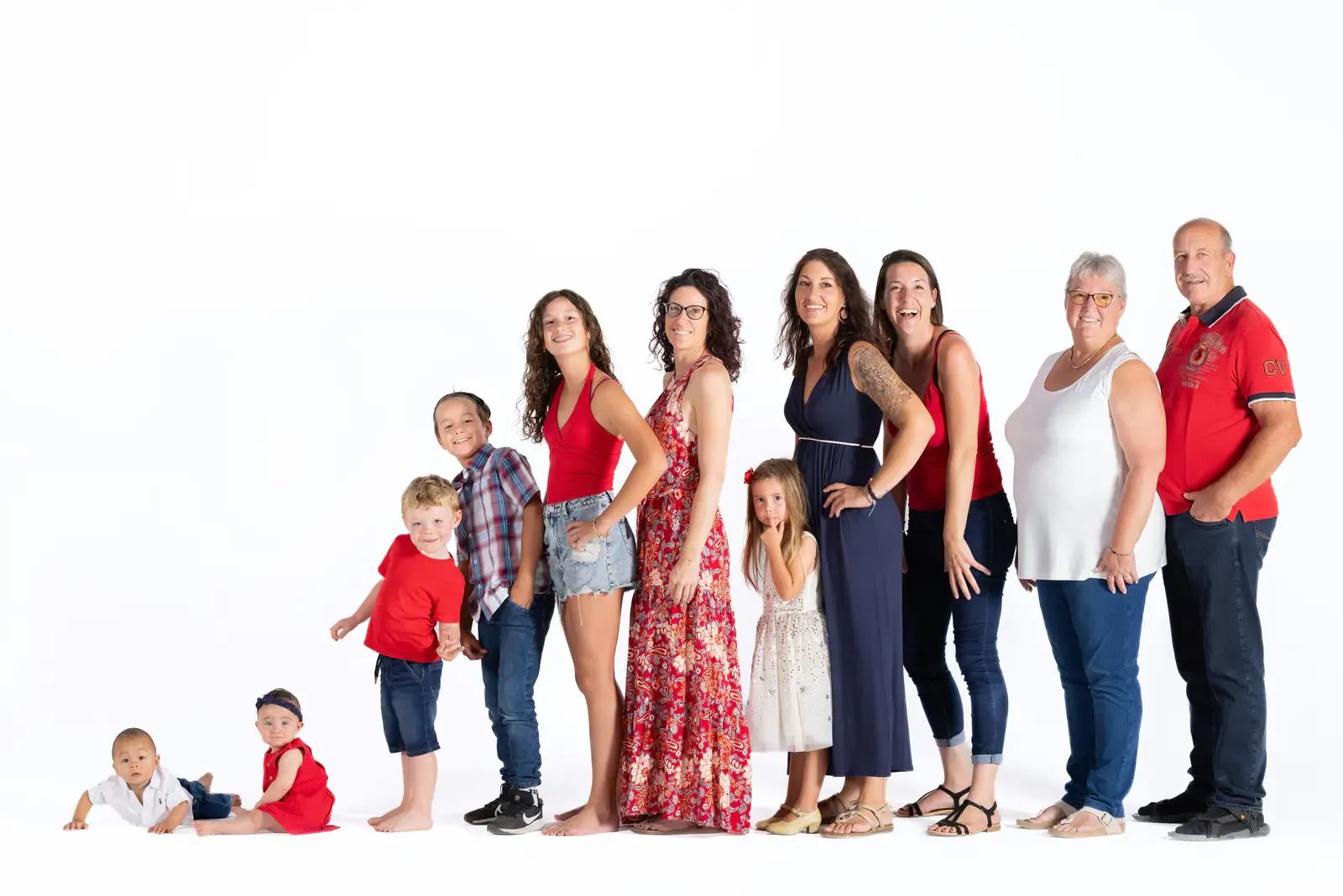 Grande famille alignée sur fond blanc, des plus petits aux plus grands