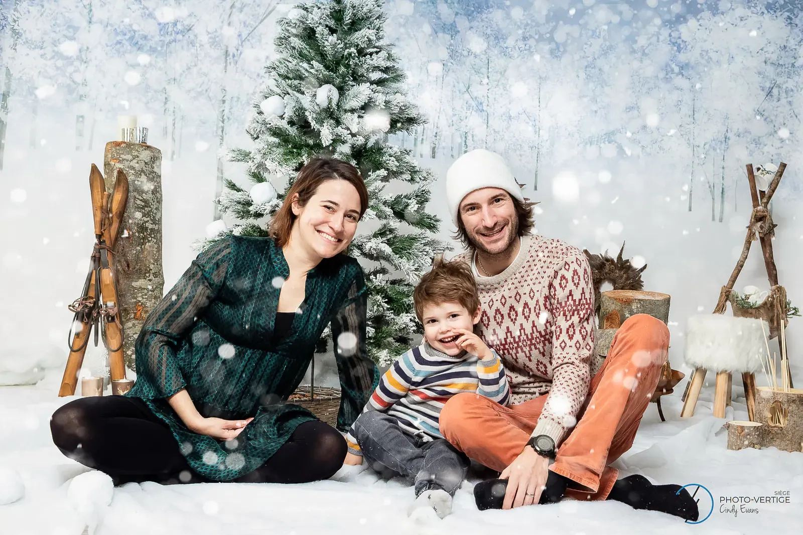 Famille dans un décor de Noël enneigé