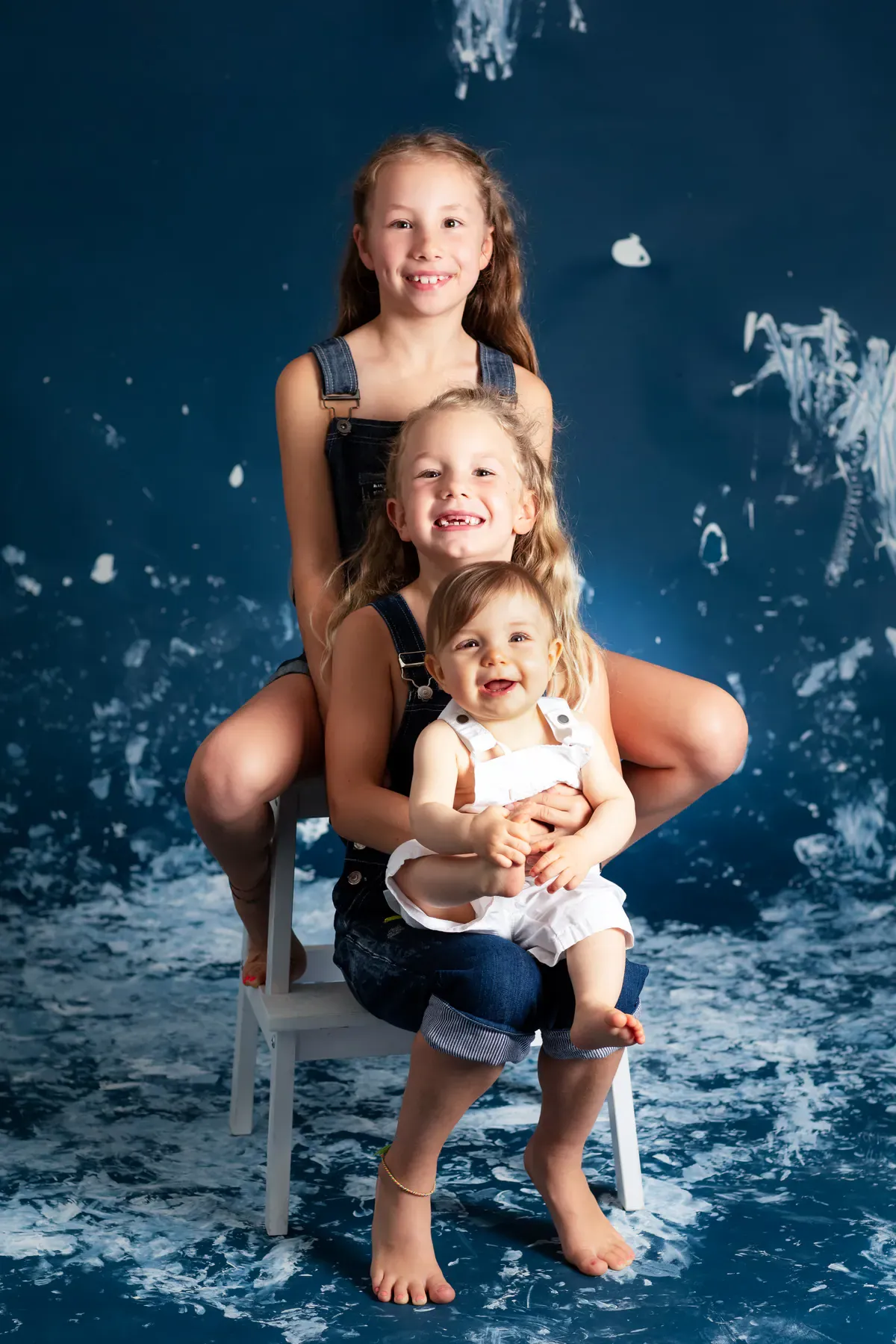 Enfants tachés de peinture au Studio Pistache, sur fond bleu nuit